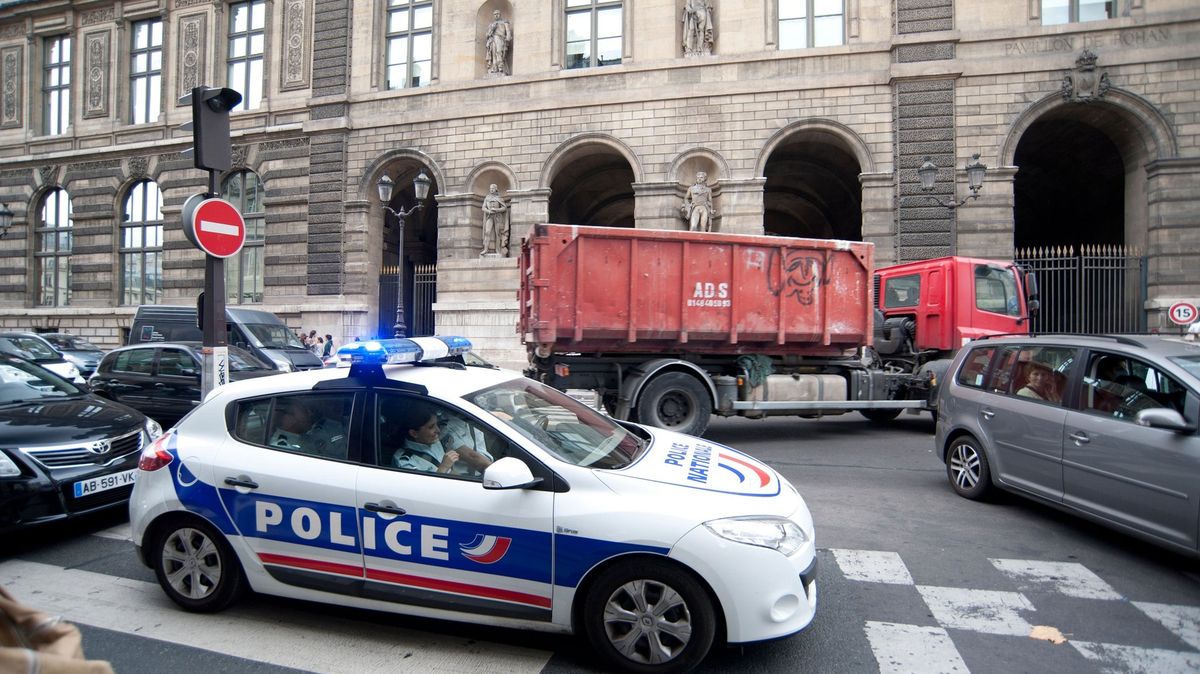 Muž ve Francii zavraždil ženu a dvě děti. Je na útěku
